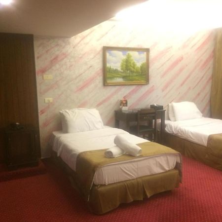 Queens Land Hotel Джунія Екстер'єр фото