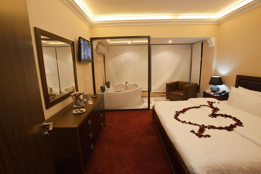 Queens Land Hotel Джунія Екстер'єр фото