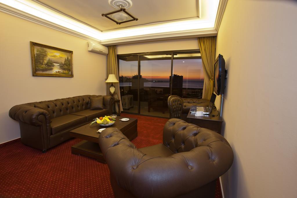 Queens Land Hotel Джунія Екстер'єр фото