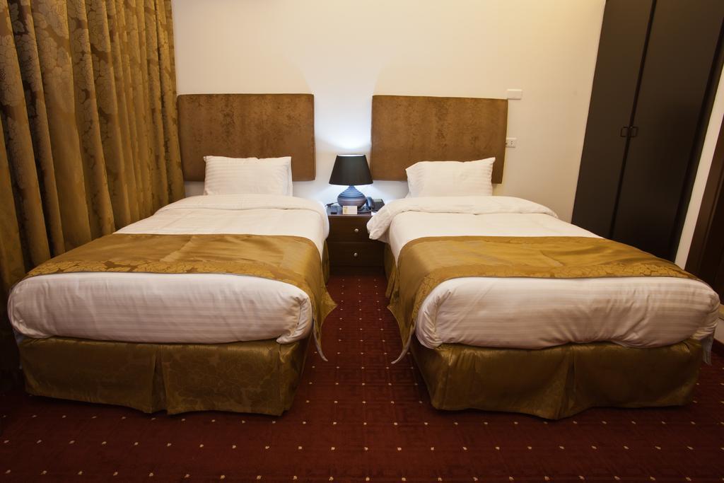 Queens Land Hotel Джунія Екстер'єр фото