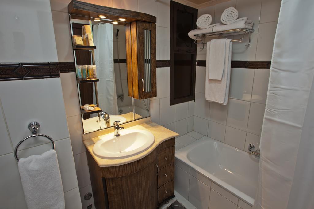 Queens Land Hotel Джунія Екстер'єр фото
