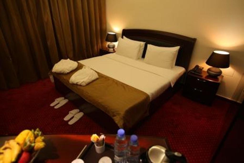 Queens Land Hotel Джунія Екстер'єр фото