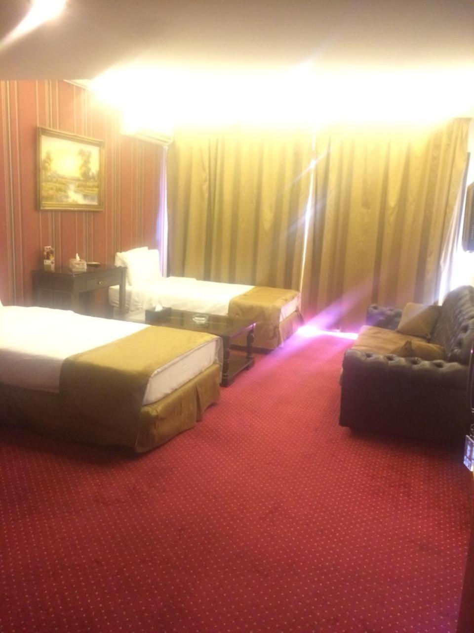Queens Land Hotel Джунія Екстер'єр фото