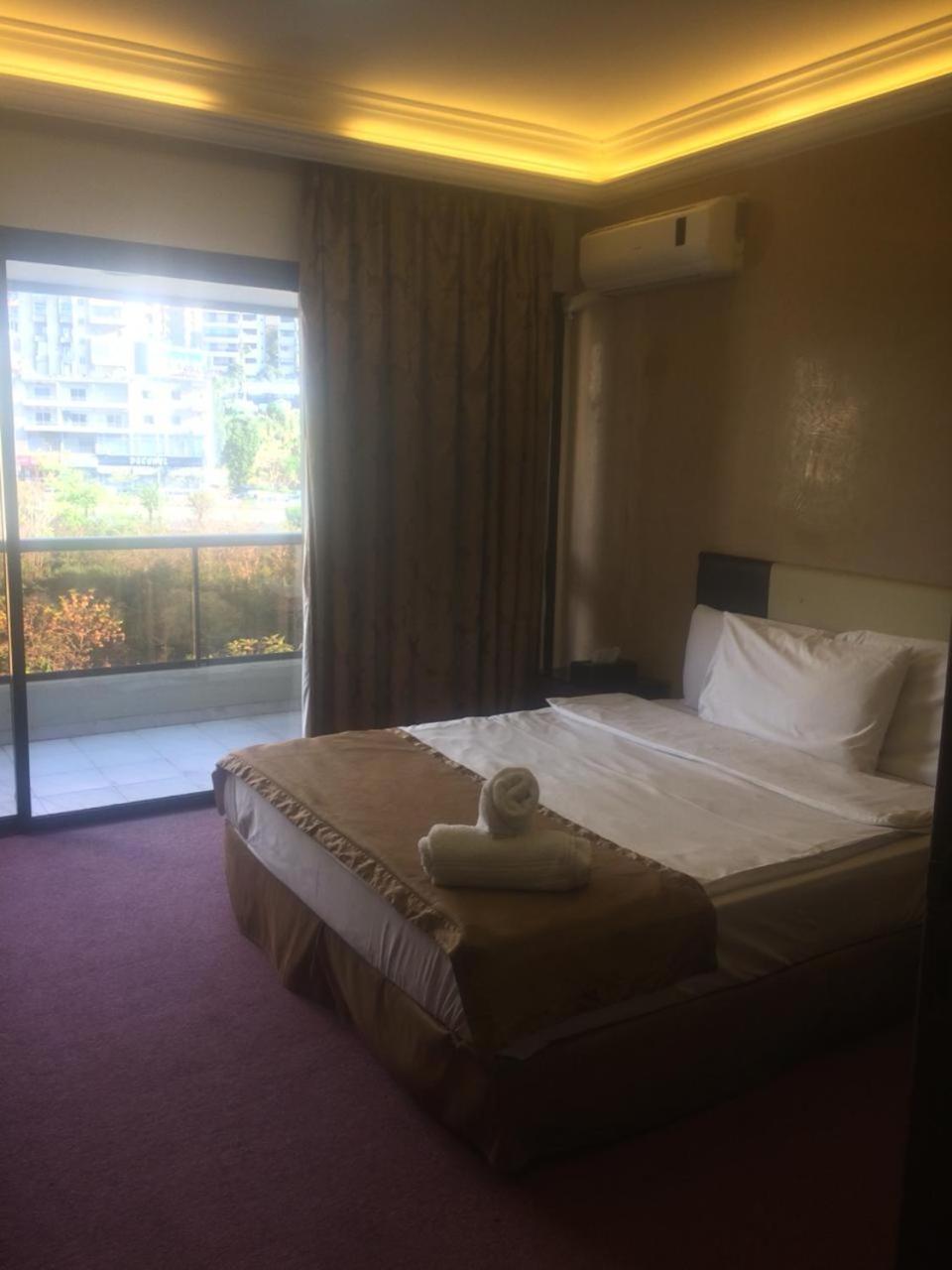 Queens Land Hotel Джунія Екстер'єр фото