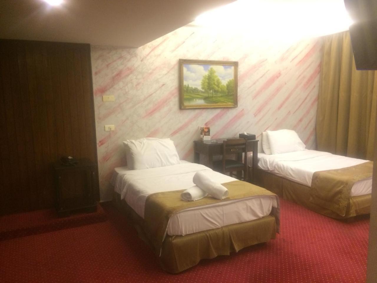 Queens Land Hotel Джунія Екстер'єр фото