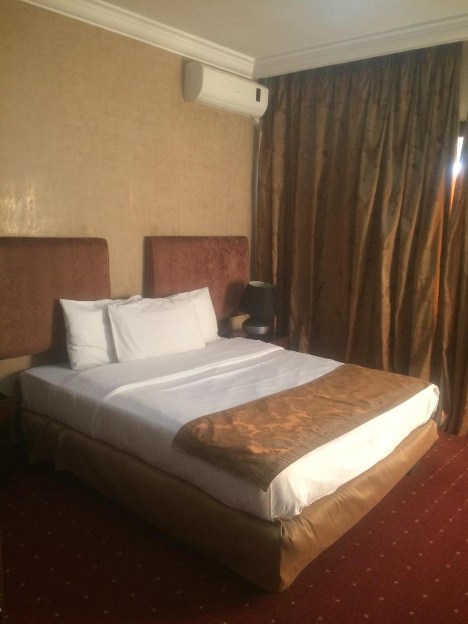 Queens Land Hotel Джунія Екстер'єр фото